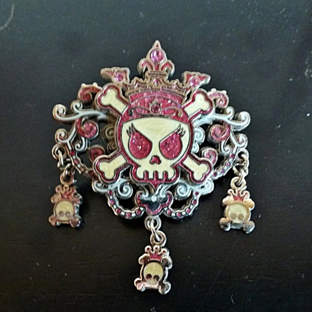Disney Pin Trading: Jeweled Skull Pink Pirate Princess Year 2006